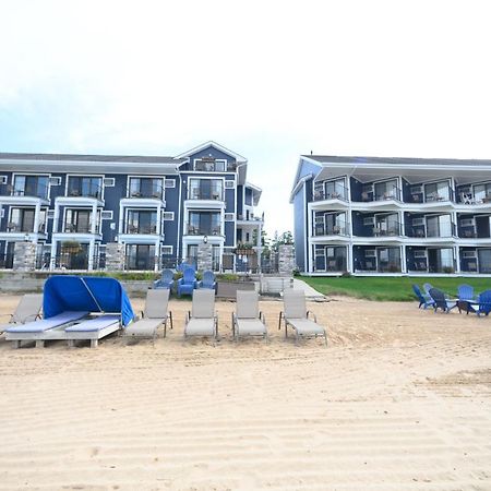 Pointes North Beachfront Resort Hotel Traverse Stadt Exterior foto