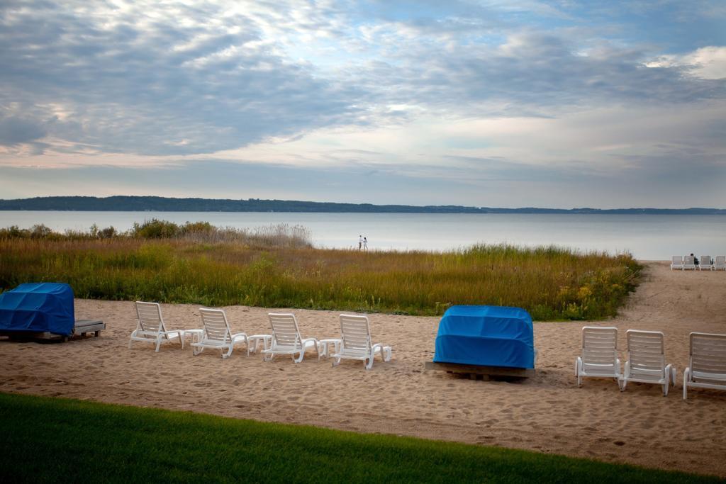 Pointes North Beachfront Resort Hotel Traverse Stadt Exterior foto