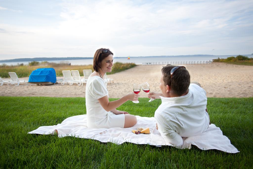 Pointes North Beachfront Resort Hotel Traverse Stadt Exterior foto