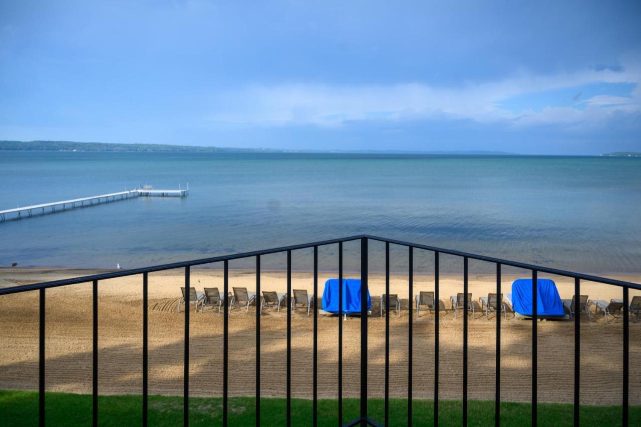 Pointes North Beachfront Resort Hotel Traverse Stadt Exterior foto